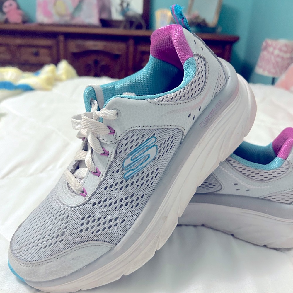 Tennis shoes